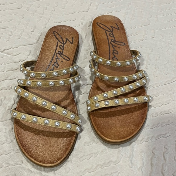 Cute sandals! 💐 - Picture 1 of 3